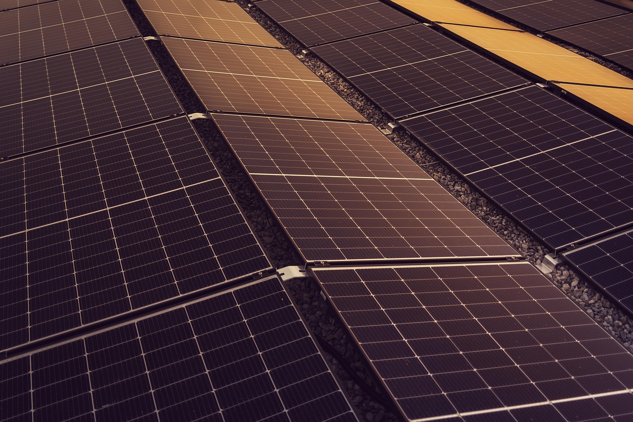 entdecken sie die vorteile von photovoltaik-fenstern: innovative fensterlösungen, die sonnenenergie in strom umwandeln und gleichzeitig für natürliches licht und energieeffizienz sorgen. ideal für moderne, nachhaltige architektur.